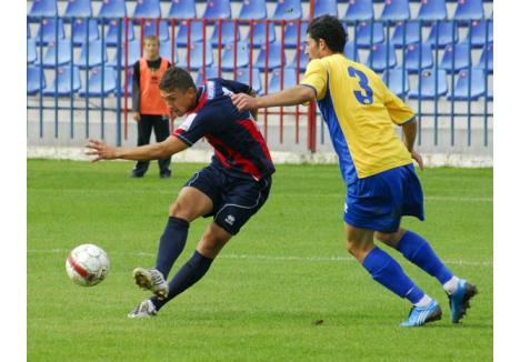 DUBLĂ REUŞITĂ. Pe lângă faptul că e aproape de promovarea în prima ligă, FC Bihor a mai marcat o reuşită în această ediţie de campionat. Atacantul Adrian Mărkuş (foto) este golgheterul seriei, cu 9 goluri marcate, la egalitate cu un alt talent care a trecut pe la Oradea, Adrian Voiculeţ, acum jucător la UTA